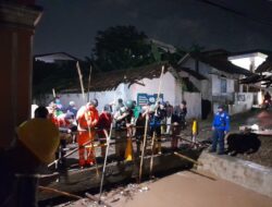 Satgas Gabungan Pemkot Bandarlampung Bersihkan Sampah di Drainase dan Badan Jalan Antisipasi Banjir