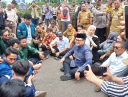 ALIANSI LAMPUNG MELAWAN MENGGELAR DEMO DI DEPAN KANTOR DPRD PROVINSI LAMPUNG