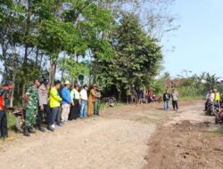 Truk Muatan Babi Terguling di Jalan Rusak Banjit-Baradatu, Warga dan Aparat Gotong Royong Perbaiki Jalan