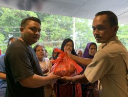 Endang Asnawi Pantau Pembagian Sembako Viper di Sukaraja