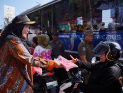 Wali Kota Bandar Lampung Bagikan 10 Ribu Bendera Merah Putih ke Masyarakat