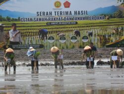Danrem 043/Gatam Kunker Kegiatan Tanam Padi Perdana Sekaligus Serah Terima Hasil CSR
