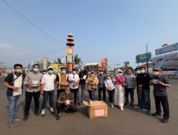 IJP Lampung Bagikan 3.000 Masker kepada Pengendara di Tugu Adipura