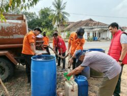 Kemarau Panjang, PMI dan Kejari Way Kanan Salurkan 25 Ribu Liter Air Bersih untuk Warga Blambangan Umpu